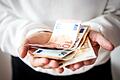 Dass Sparguthaben zurzeit so viel Geld abwirft, dürfte eher selten sein. Die Banken schrauben die Guthabenzinsen langsamer nach oben als die Kreditzinsen.