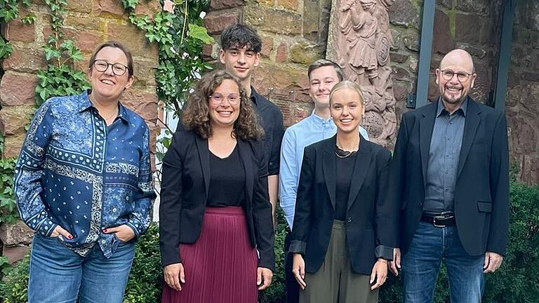 Der Kinder- und Jugendmöblelhersteller Paidi hat drei Auszubildende freigesprochen. Das Foto zeigt (von links) Anne-Laure Bigot (Vorsitzende der Geschäftsführung, Julia Siegler (Ausbilderin), Cedric Dotterweich, Luis Schmöger und Nele Weihbrecht sowie und Roland Schreck (Ausbildungs- und Verkaufsleiter). Der Kinder- und Jugendmöblelhersteller Paidi hat drei Auszubildende freigesprochen. Das Foto zeigt (von links) Anne-Laure Bigot (Vorsitzende der Geschäftsführung, Julia Siegler (Ausbilderin), Cedric Dotterweich, Luis Schmöger und Nele Weihbrecht sowie und Roland Schreck (Ausbildungs- und Verkaufsleiter).