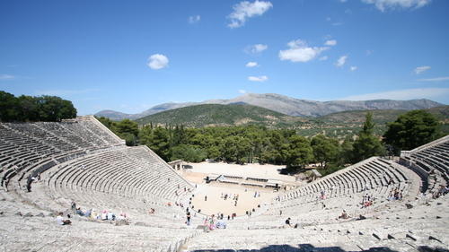 Das Amphitheater von Epidauros. Die Kleinen ganz unten sind die vom Mainfranken Theater. Das Amphitheater von Epidauros. Die Kleinen ganz unten sind die vom Mainfranken Theater.