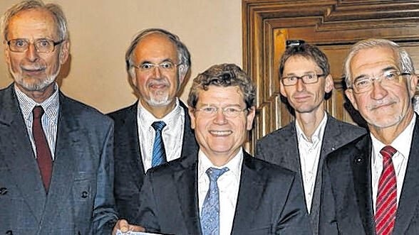 Einhellige Freude über das „Kleinod“: (von links) Autor Hans-Peter Baum, Herausgeber Ulrich Wagner, Oberbürgermeister Georg Rosenthal, Verleger Adolf Wolz und Regierungspräsident Paul Beinhofer. Einhellige Freude über das „Kleinod“: (von links) Autor Hans-Peter Baum, Herausgeber Ulrich Wagner, Oberbürgermeister Georg Rosenthal, Verleger Adolf Wolz und Regierungspräsident Paul Beinhofer.