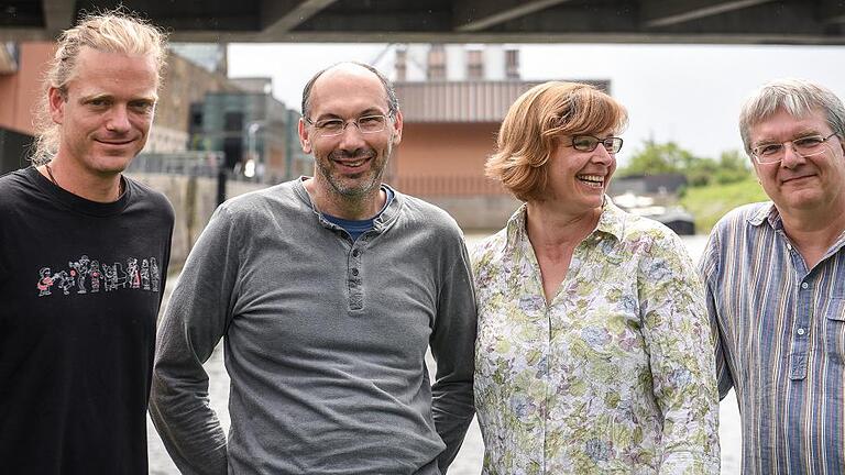 Neues Programm-Quartett für den Hafensommer: (von links) der Berliner Basti Hofmann, die Würzburger Kultur-Macher Ralf Duggen und Antje Molz und Lutz Engelhardt, Festival-Macher aus Kassel. Neues Programm-Quartett für den Hafensommer: (von links) der Berliner Basti Hofmann, die Würzburger Kultur-Macher Ralf Duggen und Antje Molz und Lutz Engelhardt, Festival-Macher aus Kassel.