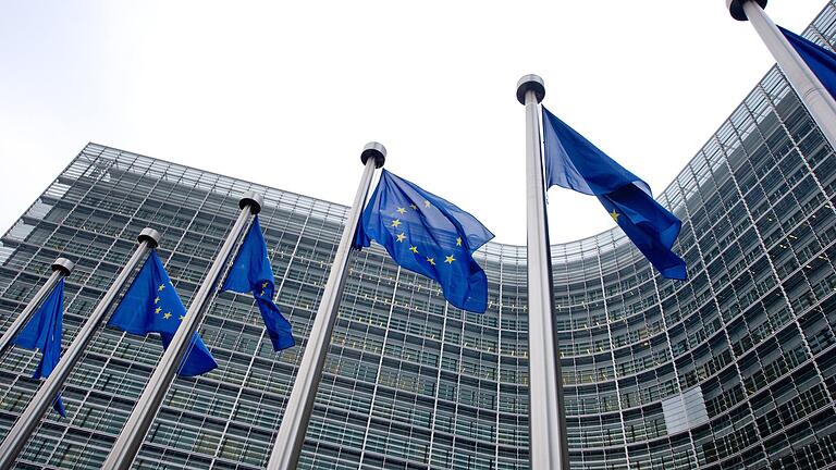 Die EU-Politik transparent machen: Hier wehen die Europafahnen vor dem Gebäude der Europäischen Kommission in Brüssel im Wind.