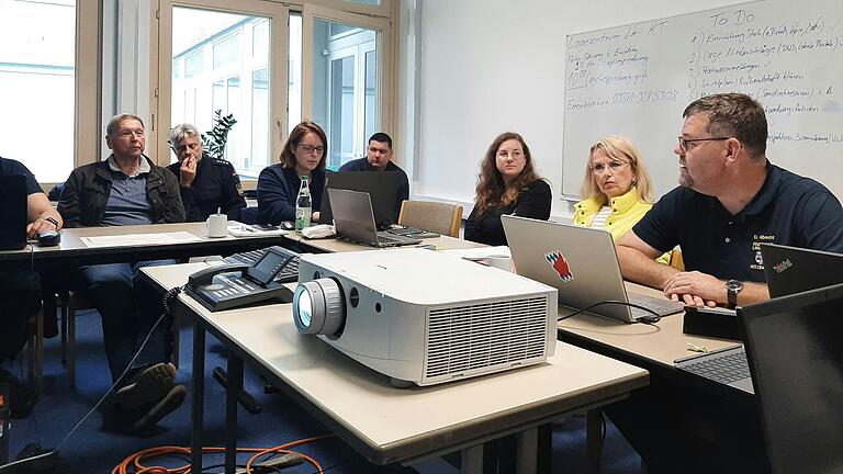 Im Feuerwehrzentrum als Außenstelle des Landkreises trafen sich die Beteiligten und Experten zu einer Lagebesprechung wegen Unwetterwarnungen und möglicher Überschwemmungen. Im Feuerwehrzentrum als Außenstelle des Landkreises trafen sich die Beteiligten und Experten zu einer Lagebesprechung wegen Unwetterwarnungen und möglicher Überschwemmungen.