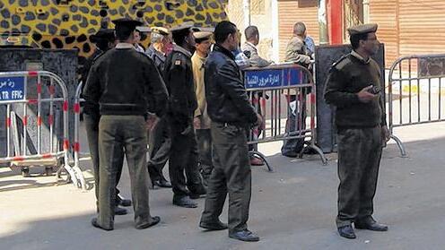 Wachposten: Ägyptische Polizisten vor dem Gericht in Minja, das 529 Mursi-Anhänger zum Tod verurteilt hat. Wachposten: Ägyptische Polizisten vor dem Gericht in Minja, das 529 Mursi-Anhänger zum Tod verurteilt hat.