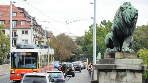 Löwenbrücke - Straßenbahn, Pkw, Zweiradfahrer und Fußgänger: Auf der Löwenbrücke geht es eng zu. Löwenbrücke - Straßenbahn, Pkw, Zweiradfahrer und Fußgänger: Auf der Löwenbrücke geht es eng zu.