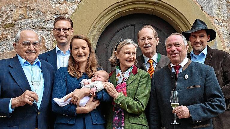 Neue und alte Schlossherrn (von links): Kaspar Steinmann, der das Sommerhäuser Schloss 1968 gekauft hatte, daneben Friedrich Graf von Rechteren-Limpurg-Speckfeld mit seiner Frau Cosima und seiner Tochter Florentina und seinen Eltern Hiltrud und Icho von Rechteren, Bürgermeister Fritz Steinmann, der die neuen Schlossherrn willkommen hieß, und Martin Steinmann, der das Weingut &bdquo;Schloss Sommerhausen&ldquo; auch künftig wie gewohnt bewirtschaften kann.