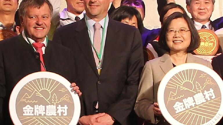 Die Auszeichnung der Siegerdörfer im National Theater von Taipeh in Taiwan mit (von links) Bürgermeister Elmar Henke, Prof. Dr. Thomas Heckelei (Institut für Lebensmittel- und Ressourcenökonomik Uni Bonn) und Vorsitzender der Deutsch-Taiwanischen Gesellschaft für Sozialökonomie und der Staatspräsidentin von Taiwan, Prof. Tsai Ing-wen. Die Auszeichnung der Siegerdörfer im National Theater von Taipeh in Taiwan mit (von links) Bürgermeister Elmar Henke, Prof. Dr. Thomas Heckelei (Institut für Lebensmittel- und Ressourcenökonomik Uni Bonn) und Vorsitzender der Deutsch-Taiwanischen Gesellschaft für Sozialökonomie und der Staatspräsidentin von Taiwan, Prof. Tsai Ing-wen.