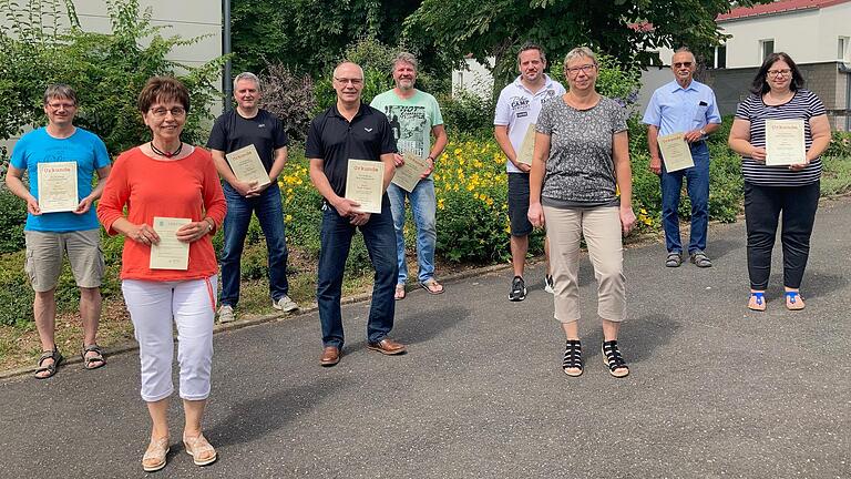 Ehrung langjähriger Mitglieder (von links): Arno Haas, Gertrud Netrval, Kurt Burkard, Hugo Weidner, Peter Klein, Pascal Adam, Karin Römer, Bernd Löber und Sabine Fako. Ehrung langjähriger Mitglieder (von links): Arno Haas, Gertrud Netrval, Kurt Burkard, Hugo Weidner, Peter Klein, Pascal Adam, Karin Römer, Bernd Löber und Sabine Fako.