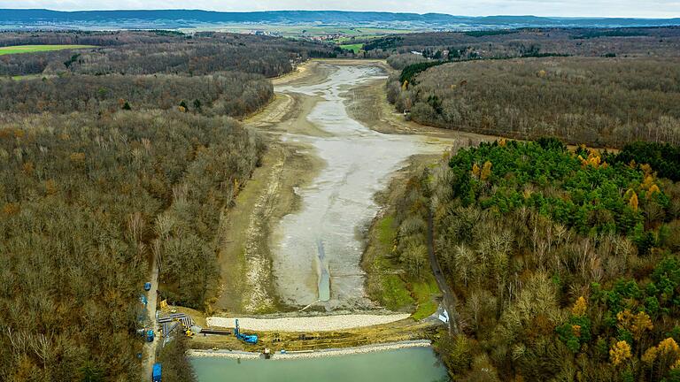 Blick zurück: Seit dem 16. November ist kein Wasser mehr im Ellertshäuser See. Das 33 Hektar große Becken – hier der Blick vom Vorsee aus – wurde trockengelegt, weil die technischen Betriebsanlagen saniert werden müssen. Blick zurück: Seit dem 16. November ist kein Wasser mehr im Ellertshäuser See. Das 33 Hektar große Becken – hier der Blick vom Vorsee aus – wurde trockengelegt, weil die technischen Betriebsanlagen saniert werden müssen.