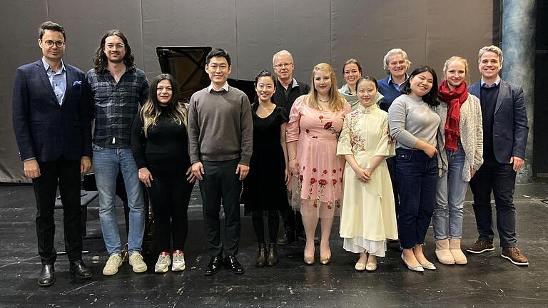 Teilnehmer des Wettbewerba der Seraphin-Stiftung (von links): Prof. Jochen Kuper (Jury), Bariton Jakob Ewert (1. Preis), Pianistin Marianna Uzankichyan (1. Preis), Bariton Yao Liu (2. Preis), Pianistin Saori Iuchi (2. Preis), Prof. Martin Hummel (Jury), Sopranistin Anastasia Fendel (3. Preis), Mirella Hagen (Jury), Pianistin Chen He (3. Preis), Prof. Gerold Huber (Juryvorsitz), Sopranistin Xinxin Zhao (Förderpreis), Sopranistin Mechtild Söffler (Förderpreis), Prof. Alexander Fleischer (Jury, Organisation). Nicht auf dem Bild: Pianist Dmitrii Zhovkovskii (Förderpreis), Prof. Jörg Joachim Metzger (Jury, Stifter der Preisgelder). Teilnehmer des Wettbewerba der Seraphin-Stiftung (von links): Prof. Jochen Kuper (Jury), Bariton Jakob Ewert (1. Preis), Pianistin Marianna Uzankichyan (1. Preis), Bariton Yao Liu (2. Preis), Pianistin Saori Iuchi (2. Preis), Prof. Martin Hummel (Jury), Sopranistin Anastasia Fendel (3. Preis), Mirella Hagen (Jury), Pianistin Chen He (3. Preis), Prof. Gerold Huber (Juryvorsitz), Sopranistin Xinxin Zhao (Förderpreis), Sopranistin Mechtild Söffler (Förderpreis), Prof. Alexander Fleischer (Jury, Organisation). Nicht auf dem Bild: Pianist Dmitrii Zhovkovskii (Förderpreis), Prof. Jörg Joachim Metzger (Jury, Stifter der Preisgelder).