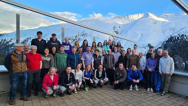 Die Teilnehmer der diesjährigen Skifreizeit mit Markus Cavegn vorne links, Klaus Greier (BLSV Kreisvorsitzender) vorne rechts, Michaela Cavegn Dritte von rechts und Astrid Limpert (BLSV Kreis-Frauenvertreterin) Fünfte von rechts. Die Teilnehmer der diesjährigen Skifreizeit mit Markus Cavegn vorne links, Klaus Greier (BLSV Kreisvorsitzender) vorne rechts, Michaela Cavegn Dritte von rechts und Astrid Limpert (BLSV Kreis-Frauenvertreterin) Fünfte von rechts.
