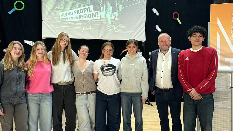 Sechs Jugendkreisrätinnen und einen Jugendkreisrat stellt das Landkreisgymnasium Veitshöchheim aktuell. Landrat Thomas Eberth (Zweiter von rechts) würdigte das politische Engagement der Jugendlichen im Rahmen seines Verfassungsunterrichtes.