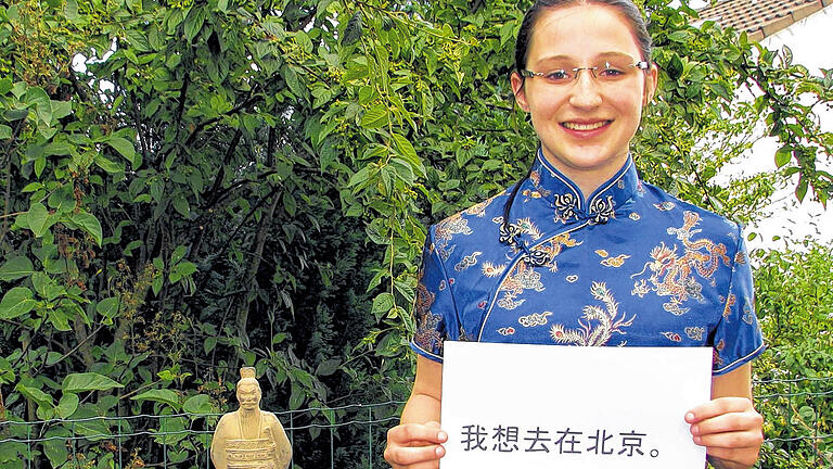 „Ich will nach Peking“ – das hat Jasmin Schmitt auf ihr Blatt geschrieben. Die Chancen für die 15-jährige Ebelsbacherin, die bereits einmal mehrere Wochen in Chinas Hauptstadt weilte, sind jedenfalls gestiegen. Jasmin hat erfolgreich die erste Runde beim „Bundeswettbewerb Fremdsprachen“ gemeistert. Mitte September findet in Wolfsburg die zweite Runde statt. „Ich will nach Peking“ – das hat Jasmin Schmitt auf ihr Blatt geschrieben. Die Chancen für die 15-jährige Ebelsbacherin, die bereits einmal mehrere Wochen in Chinas Hauptstadt weilte, sind jedenfalls gestiegen. Jasmin hat erfolgreich die erste Runde beim „Bundeswettbewerb Fremdsprachen“ gemeistert. Mitte September findet in Wolfsburg die zweite Runde statt.