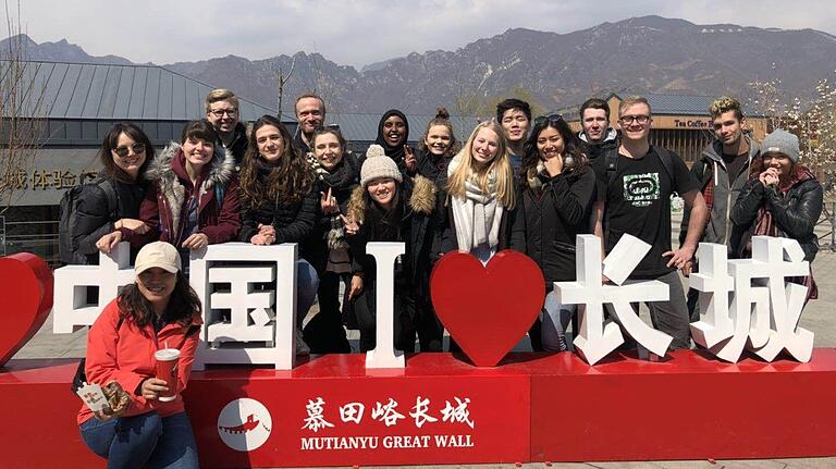 Zusammen mit ihren Studienkollegen besichtige Ana-Sofia (im Bild stehend zweite von links) verschiedene bekannte Sehenswürdigkeiten, unter anderem die Chinesische Mauer. Mutianyu bezeichnet man einen Abschnitt davon im Stadtbezirk Huairou. Zusammen mit ihren Studienkollegen besichtige Ana-Sofia (im Bild stehend zweite von links) verschiedene bekannte Sehenswürdigkeiten, unter anderem die Chinesische Mauer. Mutianyu bezeichnet man einen Abschnitt davon im Stadtbezirk Huairou.