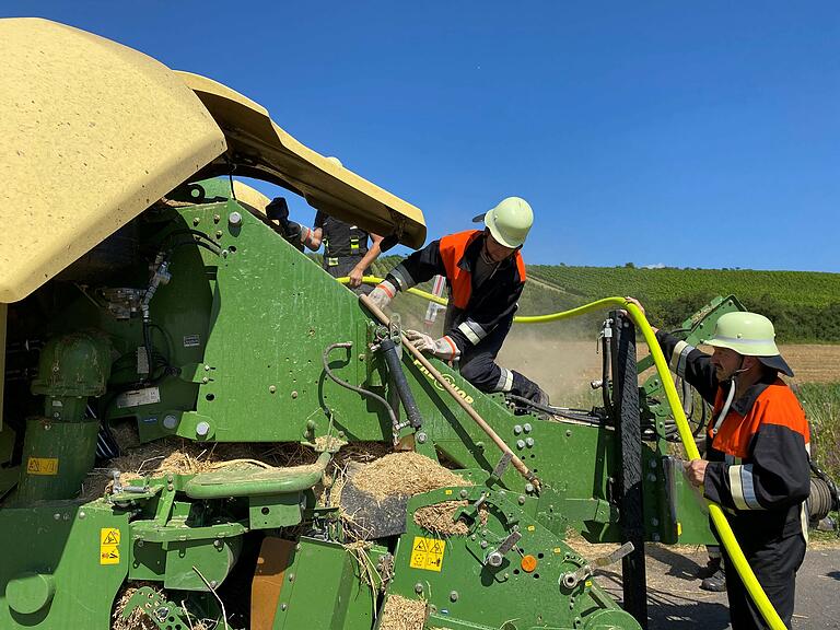 Der eigentliche Brandherd im Innern der Maschine war für die Einsatzkräfte nur schwer zu erreichen. Der eigentliche Brandherd im Innern der Maschine war für die Einsatzkräfte nur schwer zu erreichen.