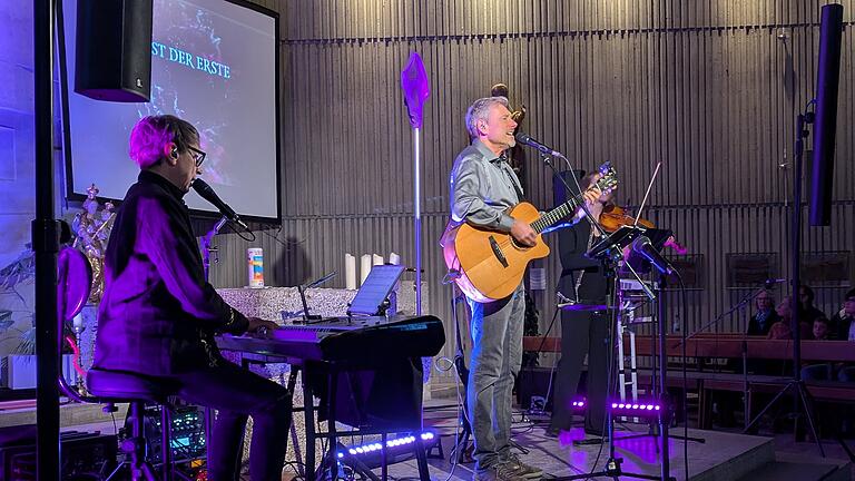 Die Musiker beim Passionskonzert in der Kirche in Garitz. - Die Musiker beim Passionskonzert in der Kirche in Garitz. Die Musiker beim Passionskonzert in der Kirche in Garitz. - Die Musiker beim Passionskonzert in der Kirche in Garitz.