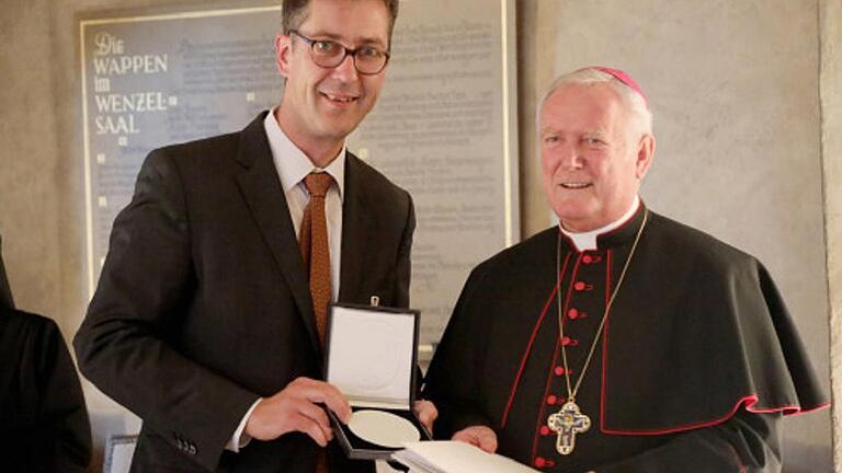 Würzburgs Oberbürgermeister Christian Schuchardt überreichte Bischof em. Dr. Friedhelm Hofmann (rechts) die Ehrenmedaille. Würzburgs Oberbürgermeister Christian Schuchardt überreichte Bischof em. Dr. Friedhelm Hofmann (rechts) die Ehrenmedaille.