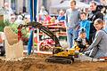 30 Fans von funktionstüchtigen Modell-Baumaschinen gaben sich bei ihrem Treffen zur Frickenhäuser Kirchweih ein Stelldichein. Beinahe wie auf einer richtigen Baustelle, wurde dieser Turm mit einer Betonschere abgeknabbert.