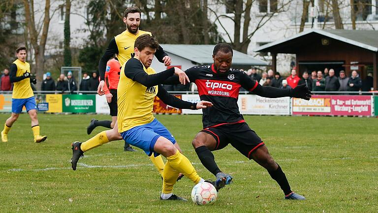 Höchbergs Spielertrainer Rene Riebe (links) im Zweikampf mit Joel Affouo Aboudi vom TSV Lengfeld. Die Lengfelder gewannen durch ein spätes Tor das Kellerduell in der Fußball-Landesliga Nord. Höchbergs Spielertrainer Rene Riebe (links) im Zweikampf mit Joel Affouo Aboudi vom TSV Lengfeld. Die Lengfelder gewannen durch ein spätes Tor das Kellerduell in der Fußball-Landesliga Nord.