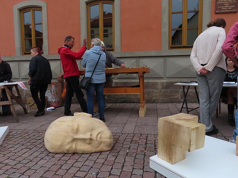 Schüler der Holzschnitzschule stellten Werke aus. Schüler der Holzschnitzschule stellten Werke aus.