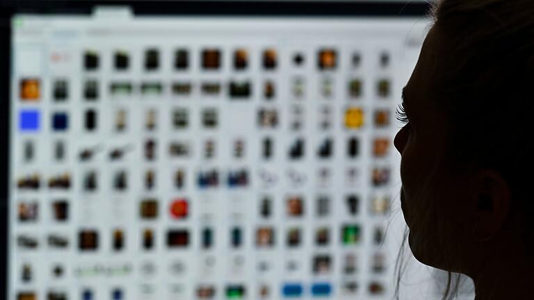 Eine Kriminaloberkommissarin sitzt vor einem Auswertungscomputer bei Ermittlungen gegen Kinderpornografie und sexuellen Missbrauch. Kürzlich gab es eine große Durchsuchung in der Region Mainfranken. Eine Kriminaloberkommissarin sitzt vor einem Auswertungscomputer bei Ermittlungen gegen Kinderpornografie und sexuellen Missbrauch. Kürzlich gab es eine große Durchsuchung in der Region Mainfranken.