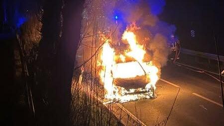 Autobrand in der Nacht von Samstag auf Sonntag zwischen Gemünden und Adelsberg. Autobrand in der Nacht von Samstag auf Sonntag zwischen Gemünden und Adelsberg.