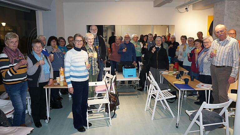 Allen Grund zur Freude - die Aktiven des Esperanza-Vereins stoßen an auf 30 Jahre Eine-Welt-Verein und Weltladen. Allen Grund zur Freude - die Aktiven des Esperanza-Vereins stoßen an auf 30 Jahre Eine-Welt-Verein und Weltladen.