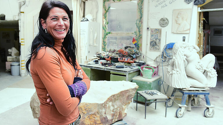 Die Schweinfurter Bildhauerin Steff Bauer in ihrem Atelier. Die Schweinfurter Bildhauerin Steff Bauer in ihrem Atelier.