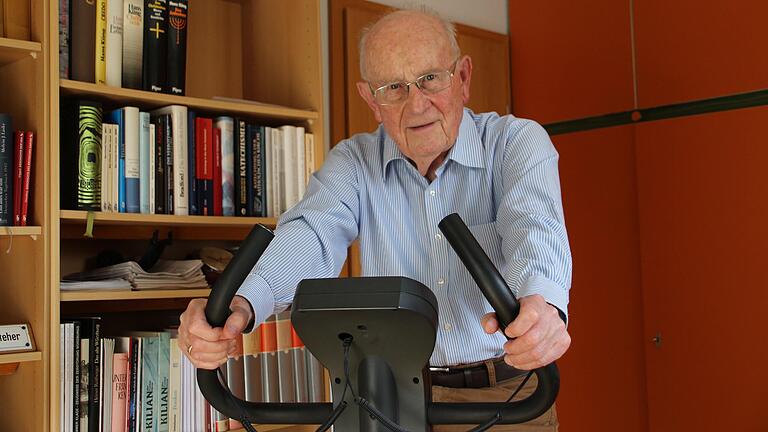 Auch seinen Heimtrainer benutzt der 91-jährige Walter Vogt aus Kitzingen regelmäßig. Auch seinen Heimtrainer benutzt der 91-jährige Walter Vogt aus Kitzingen regelmäßig.