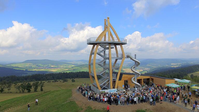 Noahs Segel ist eine ganz besondere Attraktion in der thüringischen Rhön. Für drei Euro Eintritt genießt man einen Panoramablick über die Rhön bis nach Bayern und Hessen.&nbsp;&nbsp;