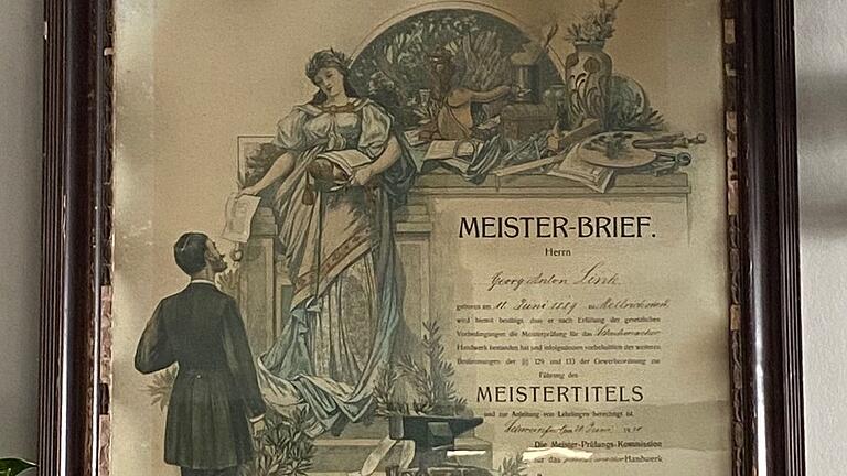Der Meisterbrief von Georg Link, Sohn des Schuhmacherei-Gründers Johann Link, prangt an der Wand. Der Meisterbrief von Georg Link, Sohn des Schuhmacherei-Gründers Johann Link, prangt an der Wand.