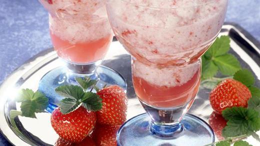 Saftig, fruchtig, eisgekühlt - alkoholfreie Cocktails mit frischen sonnengereiften Früchten sind nicht nur äußerst lecker, sondern auch gesund.