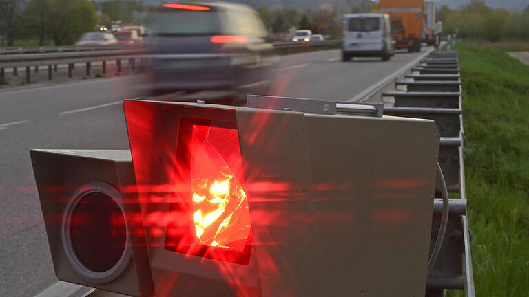 Europaweiter Blitz-Marathon - Gundelfingen - Eine Geschwindigkeitsmessanlage der Polizei (Symbolbild) Europaweiter Blitz-Marathon - Gundelfingen - Eine Geschwindigkeitsmessanlage der Polizei (Symbolbild)