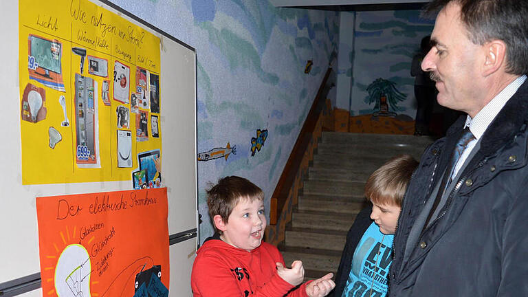 Drittklässler Marlon Beck erläuterte beim Projekttag der Nüdlinger Schlossbergschule den Gästen (im Bild Bürgermeister Harald Hofmann) eine Reihe von Energiesparmaßnahmen. Foto: Arthur Stollberger - Drittklässler Marlon Beck erläuterte beim Projekttag der Nüdlinger Schlossbergschule den Gästen (im Bild Bürgermeister Harald Hofmann) eine Reihe von Energiesparmaßnahmen. Foto: Arthur Stollberger Drittklässler Marlon Beck erläuterte beim Projekttag der Nüdlinger Schlossbergschule den Gästen (im Bild Bürgermeister Harald Hofmann) eine Reihe von Energiesparmaßnahmen. Foto: Arthur Stollberger - Drittklässler Marlon Beck erläuterte beim Projekttag der Nüdlinger Schlossbergschule den Gästen (im Bild Bürgermeister Harald Hofmann) eine Reihe von Energiesparmaßnahmen. Foto: Arthur Stollberger