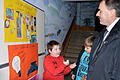 Drittklässler Marlon Beck erläuterte beim Projekttag der Nüdlinger Schlossbergschule den Gästen (im Bild Bürgermeister Harald Hofmann) eine Reihe von Energiesparmaßnahmen. Foto: Arthur Stollberger       -  Drittklässler Marlon Beck erläuterte beim Projekttag der Nüdlinger Schlossbergschule den Gästen (im Bild Bürgermeister Harald Hofmann) eine Reihe von Energiesparmaßnahmen. Foto: Arthur Stollberger