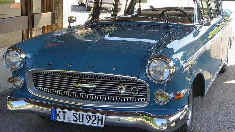 Erste große Autoliebe: Der Opel Kapitän, Baujahr 1958, hat es Rainer Kienberger schon als Kfz-Lehrling angetan. 1971 kaufte er den Wagen, restaurierte ihn elf Jahre später gründlich und möchte ihn nie mehr hergeben. Erste große Autoliebe: Der Opel Kapitän, Baujahr 1958, hat es Rainer Kienberger schon als Kfz-Lehrling angetan. 1971 kaufte er den Wagen, restaurierte ihn elf Jahre später gründlich und möchte ihn nie mehr hergeben.