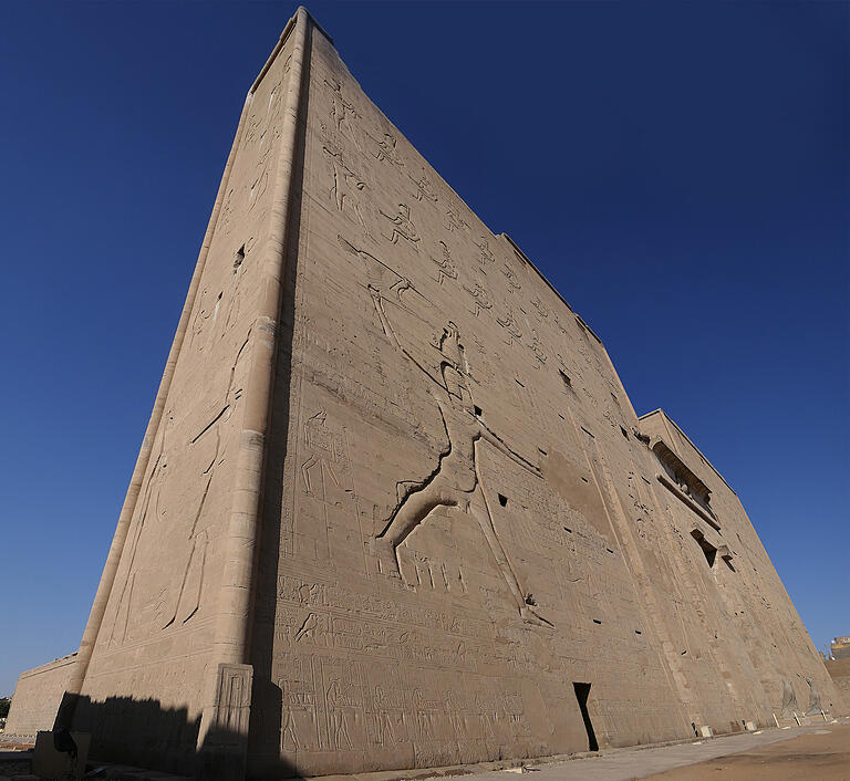Am riesigen Eingangsturm: Der Horus-Tempel von Edfu gehört zu den am besten erhaltenen antiken Denkmälern in Ägypten. Am riesigen Eingangsturm: Der Horus-Tempel von Edfu gehört zu den am besten erhaltenen antiken Denkmälern in Ägypten.