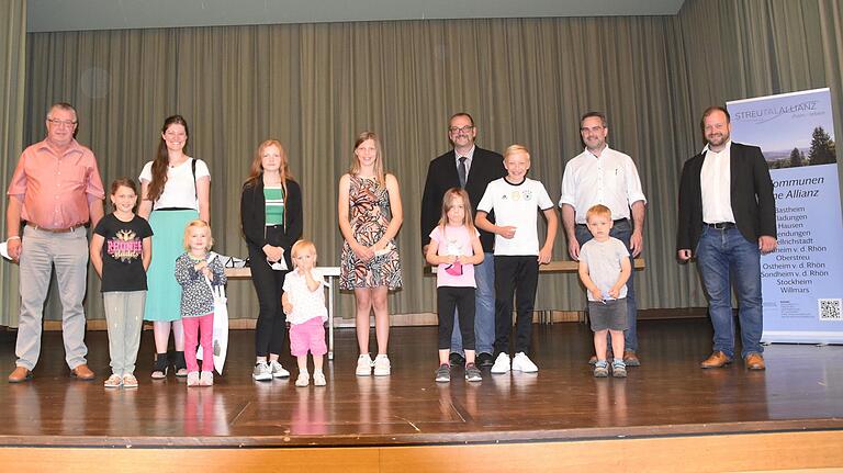 Preisverleihung zum Malwettbewerb „Mein Lieblingsort im Streutal“ in der Grenzlandhalle in Fladungen: (von links) Bürgermeister Fridolin Link (Hausen), Greta Handwerk, Allianzmanagerin Gertraud Kokula, Mathilde Miltenberger, Arya Korell, Luise Miltenberger, Jasmin Trabert, Hanna Scharbert, Allianzvorsitzender Martin Link (Stockheim), Jan Friedrich, Leo Marschall, Bürgermeister Michael Schnupp (Fladungen) und Bürgermeister Steffen Malzer (Ostheim).