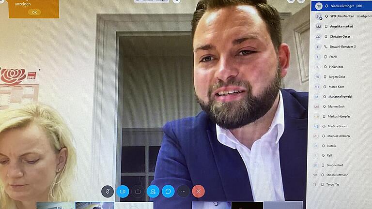 Am Wahlabend traf sich SPD-Direktkandidat Markus Hümpfer (im Bild neben Marietta Eder) mit seinen Partei-Genossinnen und Genossen zu einer 'virtuellen Wahlparty'. Am Wahlabend traf sich SPD-Direktkandidat Markus Hümpfer (im Bild neben Marietta Eder) mit seinen Partei-Genossinnen und Genossen zu einer 'virtuellen Wahlparty'.