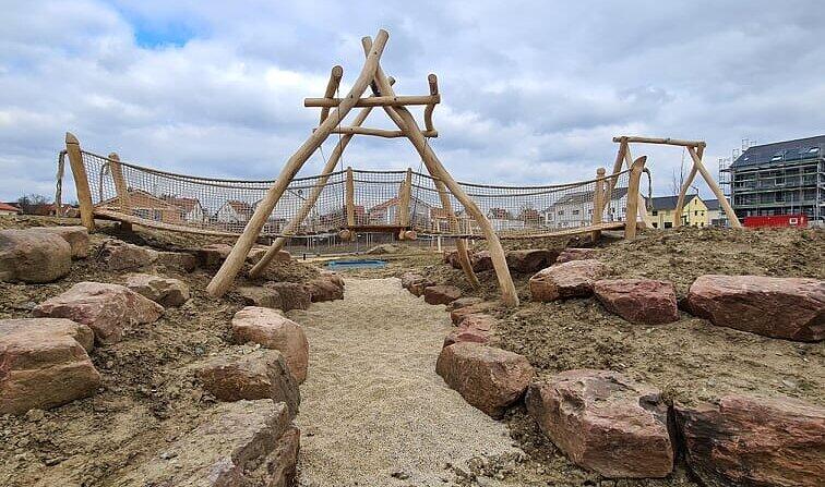 Eine  Schlucht aus heimischen Sandsteinen wird von einer Hängebrücke überquert