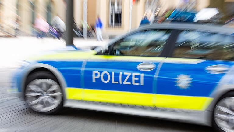 Der Polizei sprang bei einer Kontrolle ein Kind bei - und verriet den richtigen Namen der Fahrerin. (Symbolbild) Der Polizei sprang bei einer Kontrolle ein Kind bei - und verriet den richtigen Namen der Fahrerin. (Symbolbild)