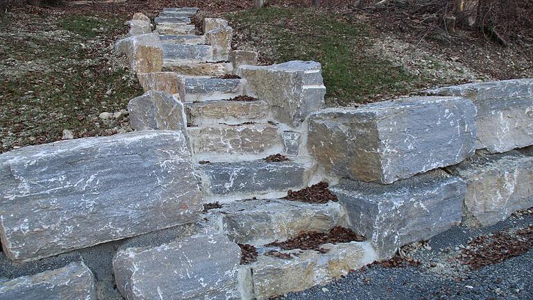 Treppe zur Triekapelle, angelegt im Zuge des Wegebaus zum Hochbehälter. - Treppe zur Triekapelle, angelegt im Zuge des Wegebaus zum Hochbehälter. Treppe zur Triekapelle, angelegt im Zuge des Wegebaus zum Hochbehälter. - Treppe zur Triekapelle, angelegt im Zuge des Wegebaus zum Hochbehälter.