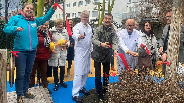 Vertreter des Uniklinikums und der Elterninitiative Regenbogen bei der Einweihung des Spielplatzes.