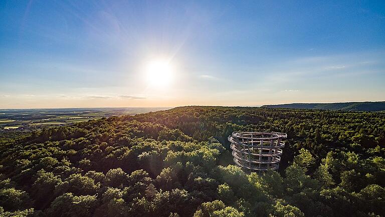 Romantischer Anblick: Der Baumwipfelpfad Steigerwald bei Ebrach im Abendlicht. Jetzt kann die am 19. März 2016 eröffnete, für knapp neun Millionen Euro geschaffene Einrichtung der Bayerischen Staatsforsten ihren zweiten Geburtstag feiern.