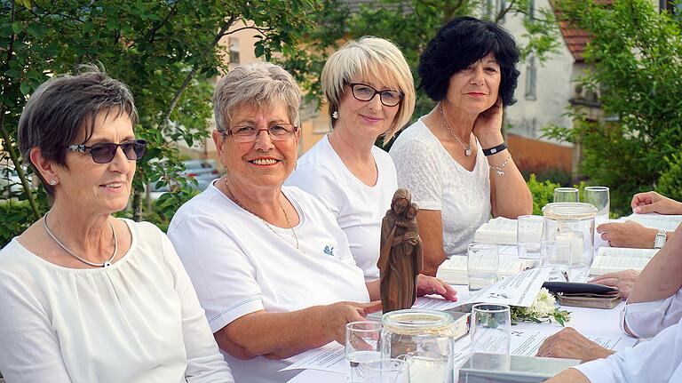 Maria 2.0 in Forst: Ganz in weiß gekleidet trafen sich die Frauen des Katholischen Frauenbunds in Forst (Lkr. Schweinfurt) schon im Mai zu einer Andacht, bei der sie Maria in Form einer kleinen Holzskulptur, in ihre Mitte holten. Dem örtlichen Pfarrer missfiel diese Andacht. Maria 2.0 in Forst: Ganz in weiß gekleidet trafen sich die Frauen des Katholischen Frauenbunds in Forst (Lkr. Schweinfurt) schon im Mai zu einer Andacht, bei der sie Maria in Form einer kleinen Holzskulptur, in ihre Mitte holten. Dem örtlichen Pfarrer missfiel diese Andacht.