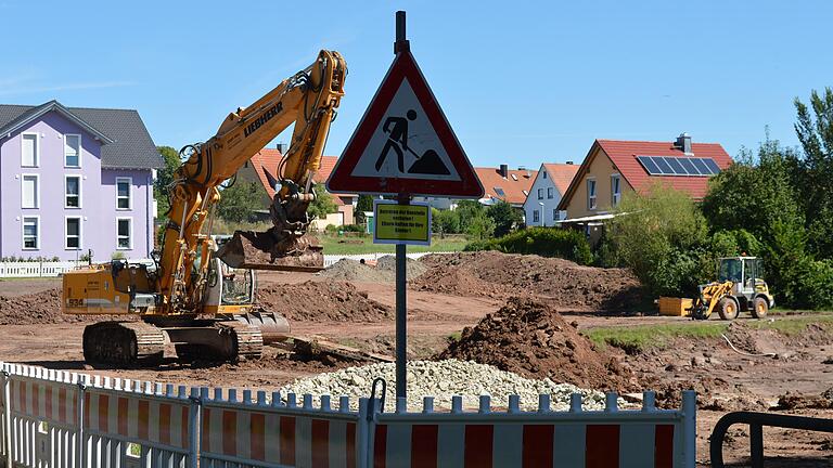 Im Bad Kissinger Stadtteil Albertshausen wird eines von zwei Regenrückhaltebecken ausgebaggert und umgebaut.