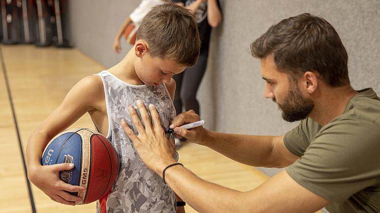 Autogrammstunde mit dem NBA-Star. Autogrammstunde mit dem NBA-Star.