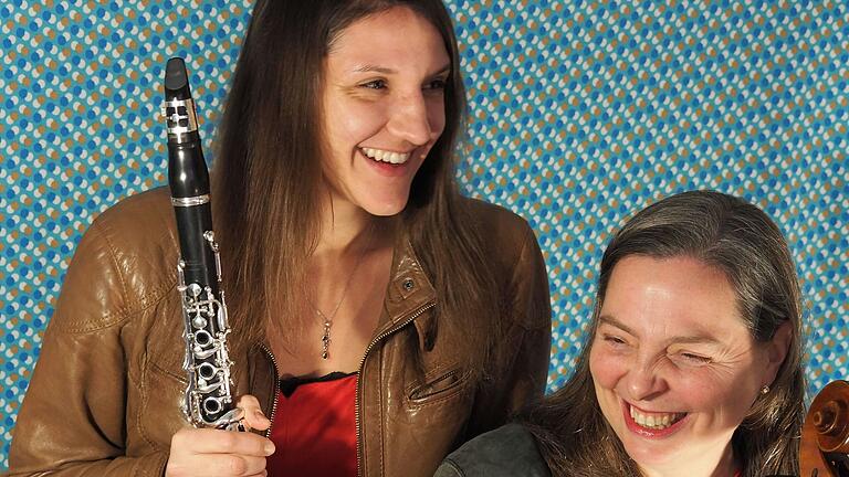 Sie sind das Duo 'Tacaeddish': Klarinettistin Felicitas Gätzschmann und Stefanie Waegner am Cello.