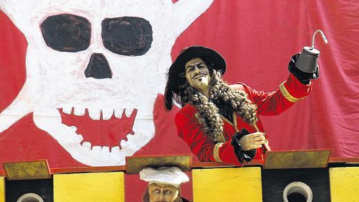 Prächtiges Bühnenbild: Käpt'n Hook und Smee an der Reeling vor ihrer Piratenflagge. Prächtiges Bühnenbild: Käpt'n Hook und Smee an der Reeling vor ihrer Piratenflagge.