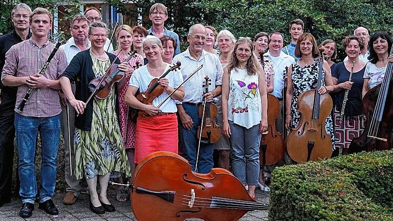 Sommerserenade im Marienstift       -  Das Schweinfurter Kammerorchester unter der Leitung von Gerd Drost bereicherte den Konzertsommer mit einer Abendserenade im Marienstift. Mit einem Zitat von Berthold Auerbach &bdquo;Musik allein ist die Weltsprache und braucht nicht übersetzt zu werden&ldquo;eröffnete die Bereichsleitung Bettina Heusinger den Serenadenabend unter dem Motto: &bdquo;Musik, Wein und Kerzenschein&ldquo;. Unter der sympathischen Moderation des Dirigenten spielte sich das Streichorchester sofort in die Herzen der Zuhörer. Das Kammerorchester hatte eine weit reichende Auswahl, wie Werke  von W. A. Mozart, F. Mendelssohn, Bartholdy, R. Fuchs, H. Baumann. Mit großem Applaus wurde das Streichorchester verabschiedet. Der Abend klang bei einem Gläschen Wein mit Kerzenschein aus.